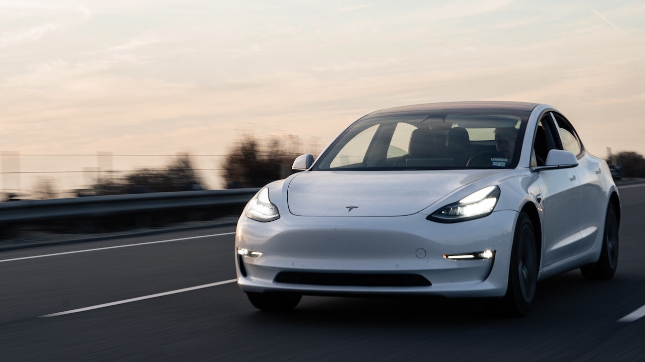 イーロン・マスク氏、テスラ・モデル3の自動化の遅れを非難、人間は「過小評価されている」と発言
